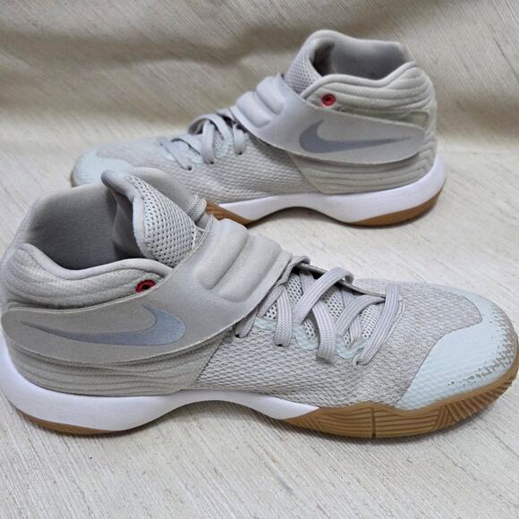 Nike women's JBY basketball shoes size 7.5, lace up and Velcro - Picture 5 of 8